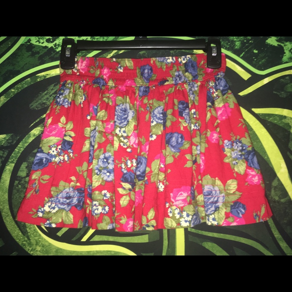 Red Skirt With Flower Pattern - Picture 4 of 5
